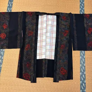 블랙 베이스에 빨간 장미 겉옷 크레이프 원단