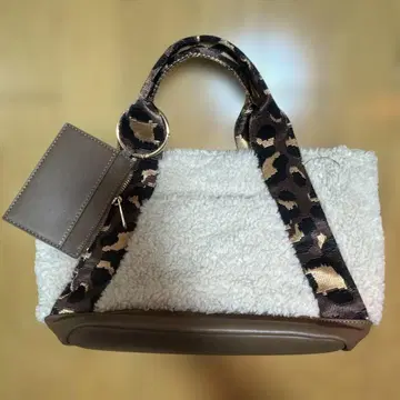퍼 소재 레오파드 무늬 숄더백