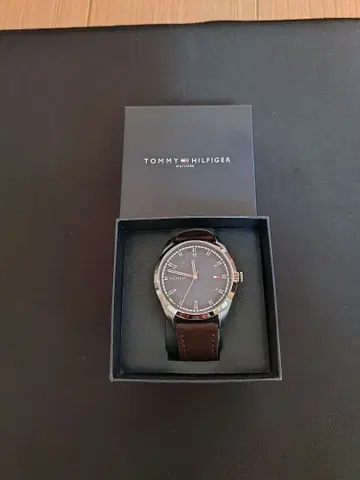 TOMMY HILFIGER 손목시계 다크 브라운