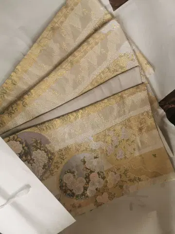 후쿠로 오비 골드 컬러와 크림색 꽃무늬 자수