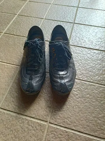 블랙 가죽 스니커즈