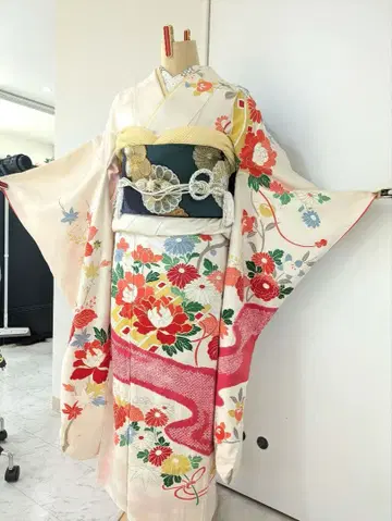 화려한 꽃무늬 후리소데