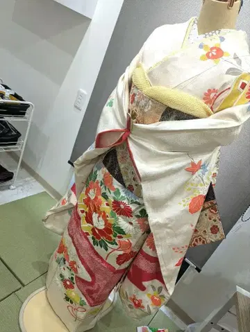 화려한 꽃무늬 후리소데