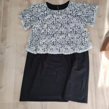 레이스 디자인 반팔 원피스 블랙과 화이트