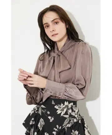 rienda 보타이 퍼프 슬리브 블라우스