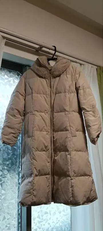 베이지 후드 부착 다운 자켓