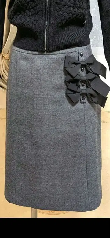 to be chic 리본 포함 그레이 타이트 스커트