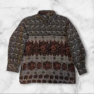 다색 사용의 긴팔 셔츠