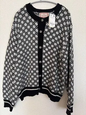 버튼이 귀여운 노르딕 가디건