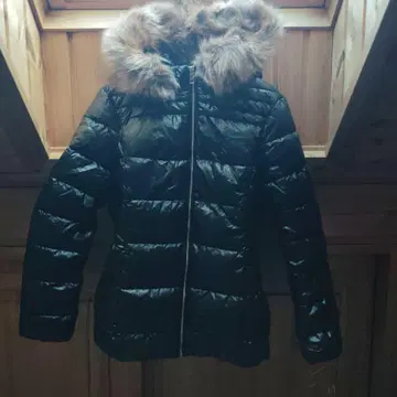 퍼 달린 블랙 다운 자켓