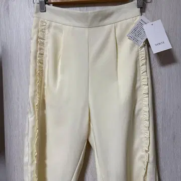 VERITE 프릴 사이드 슬랙스 크림색