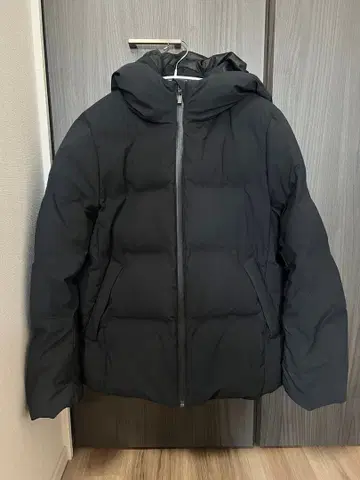 유니클로 후드 부착 블랙 다운 자켓