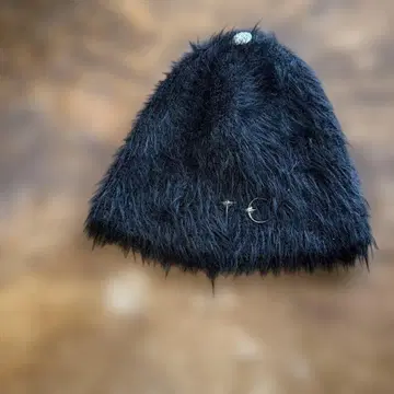 퍼 소재 블랙 니트 모자 장식 포함