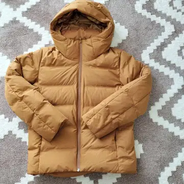 유니클로 남성용 심리스 다운 파카 S 사이즈 카멜