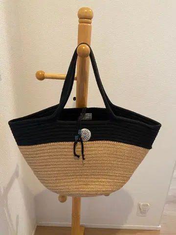 스트로우 토트백 블랙과 베이지