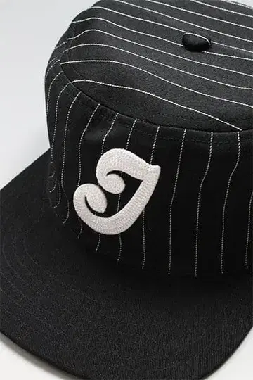 2idiots label 스트라이프 캡 필박스