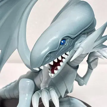 유희왕 블루아이즈 화이트 드래곤 피규어
