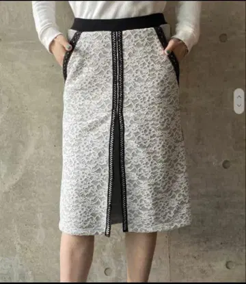 아도니시스 레이스와 맨투맨의 미디 기장 스커트