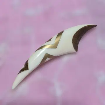 아이보리 금 마키에 곡선 브로치