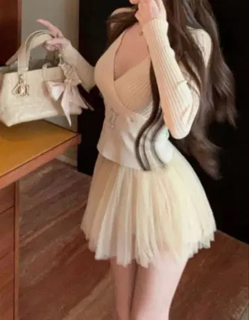 크림색 V넥 니트 샤샤 스커트 셋업