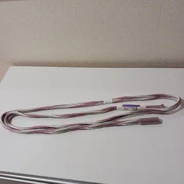 핑크와 화이트 허리띠