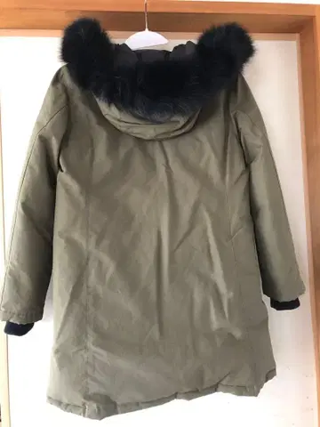 올리브색 퍼 달린 다운 자켓