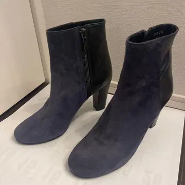 질 스튜어트 네이비와 블랙 부츠