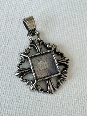 메테오라이트 (기베온 운석) 클래식 프레임 펜던트 장식적