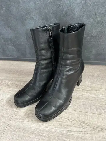 RIZ RAFFINEE 블랙 가죽 부츠 23.5EE