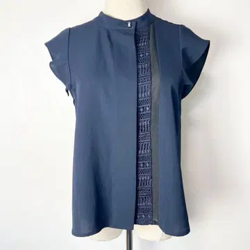 새상품급 유나이티드 도쿄 네이비 프릴 스탠드 카라 블라우스 1/S