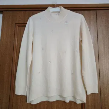 PICONE 장식 포함 크림색 하이넥 니트