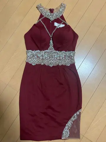 버건디 비즈 자수 하이넥 드레스