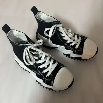 컨버스 블랙과 화이트 하이컷 스니커즈