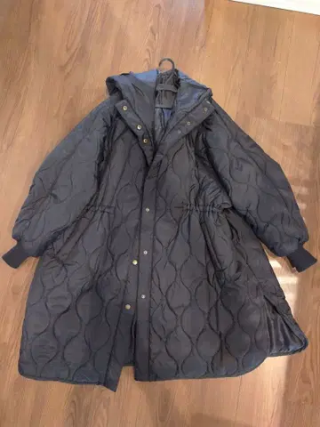 봉쥬르 사간 블랙 퀼팅 로그 코트 다운