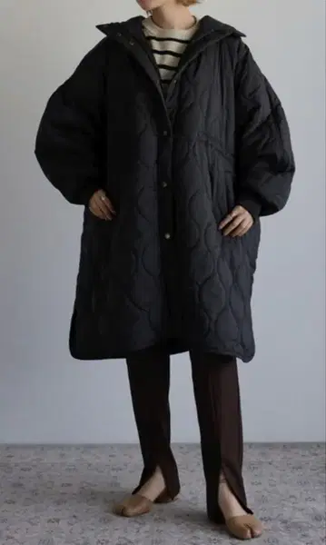 봉쥬르 사간 블랙 퀼팅 로그 코트 다운