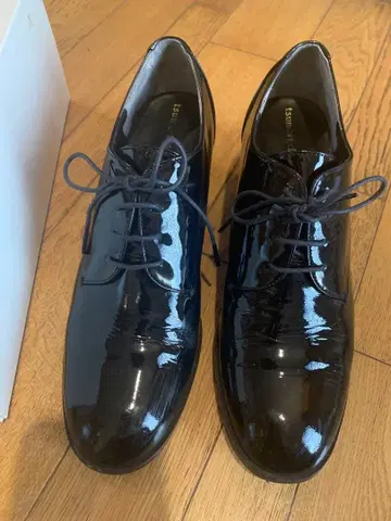 츠모리 치사토 블랙 레이스업 슈즈