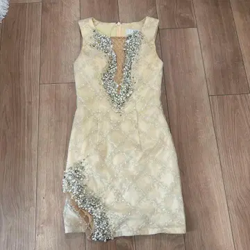 비즈 장식 크림색 타이트 드레스 AR