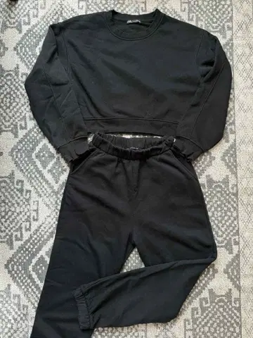 ZARA 블랙 크롭 맨투맨 & 스웨트 팬츠 세트