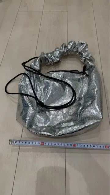 메탈릭 실버 숄더백