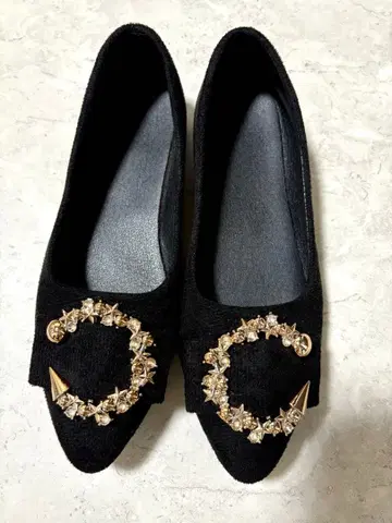 장식 포함 블랙 플랫슈즈