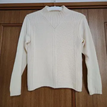 아이보리 하이넥 니트 긴팔