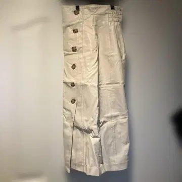 화이트 버튼 달린 가죽 스커트