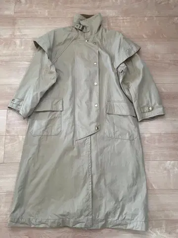 베이지 단추식 트렌치코트