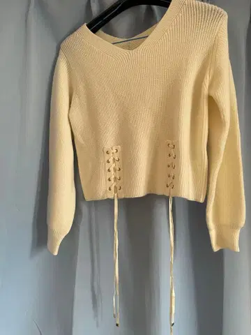 크림색 V넥 니트 스웨터