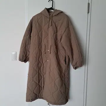 베이지 퀼팅 롱 코트 후드 부착