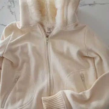 크림색 플리스 자켓 후드 부착