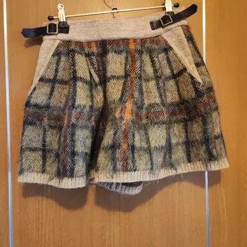 체크 무늬 울 혼방 숏팬츠 일리안 로브