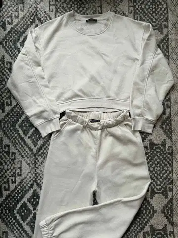 ZARA 화이트 크롭 맨투맨 조거 팬츠 세트