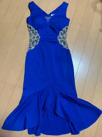 비즈 자수 파랑 타이트 핏 드레스