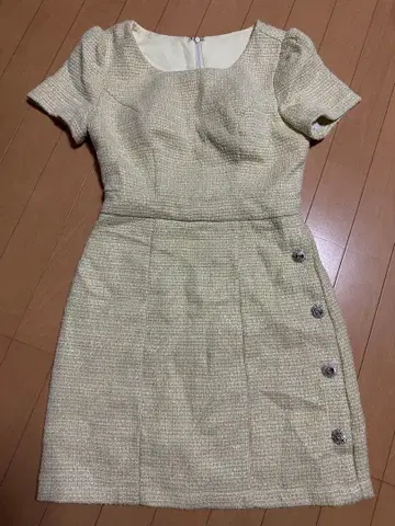 옐로우 컬러 타이트 핏 드레스